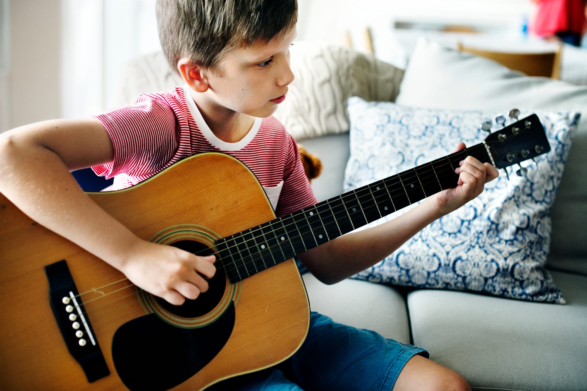 Школьник с гитарой. Мальчик с гитарой. Подросток с гитарой. Мальчик играющий на гитаре.